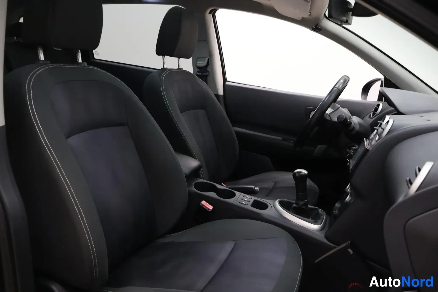 Violetti Nissan Qashqai+2 2011, etuistuimet, kuva 10