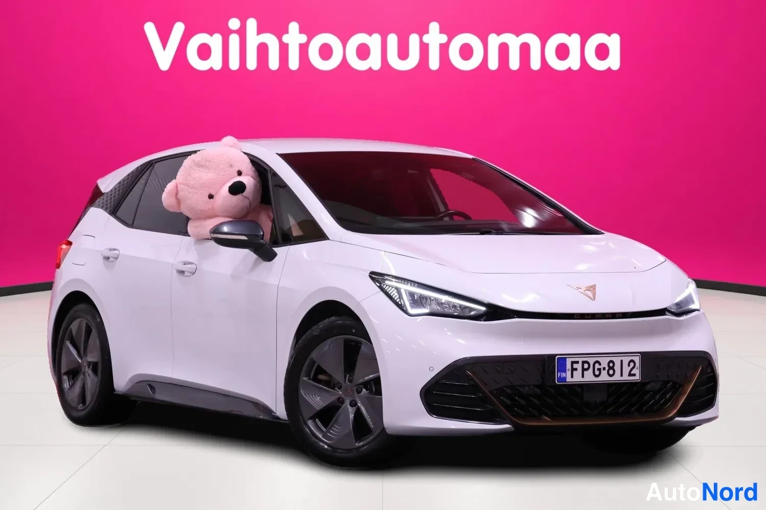 Valkoinen Cupra Born 2022, etuviisto, keula oikealle, kuva 2