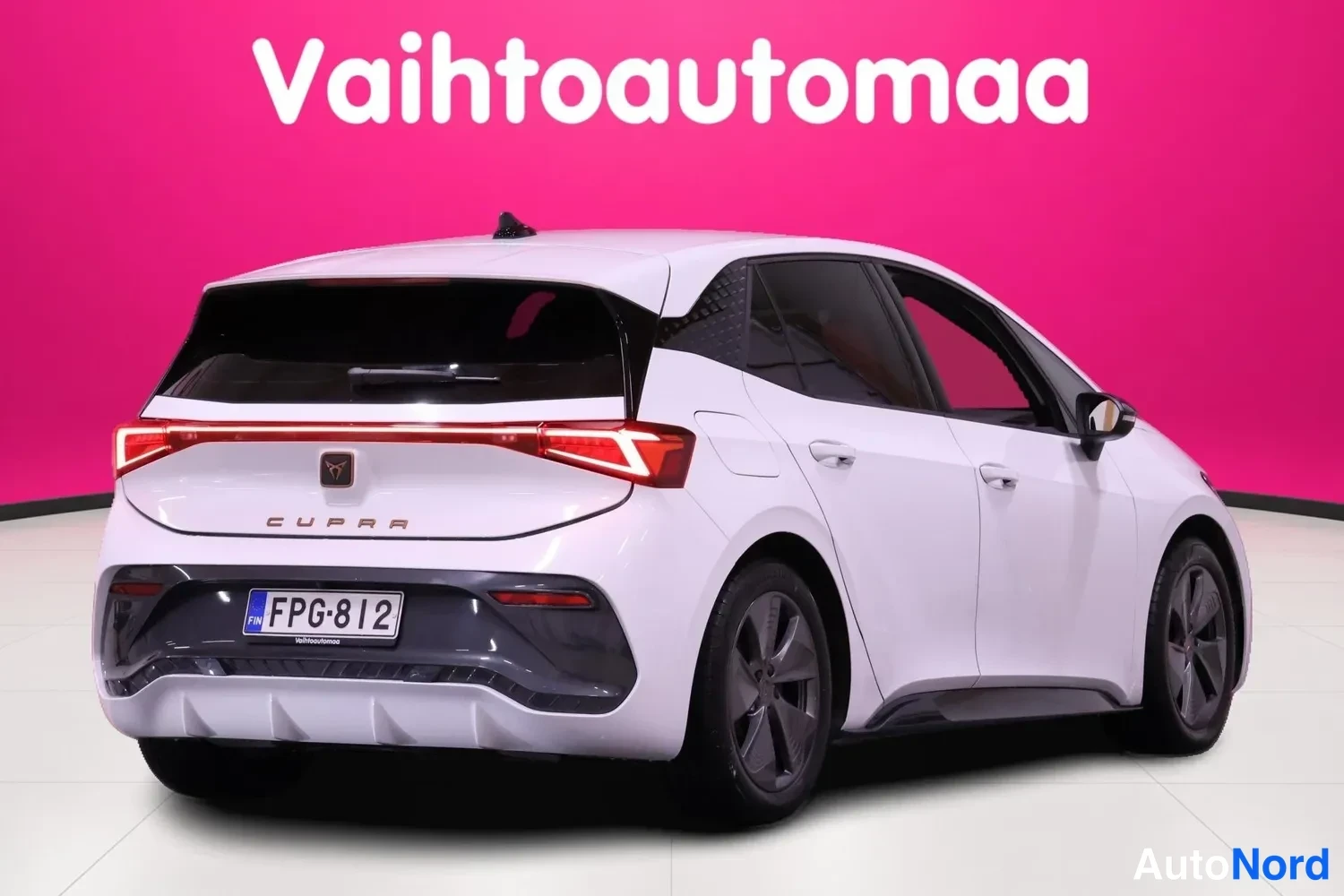 Valkoinen Cupra Born 2022, takaviisto, kuva 5