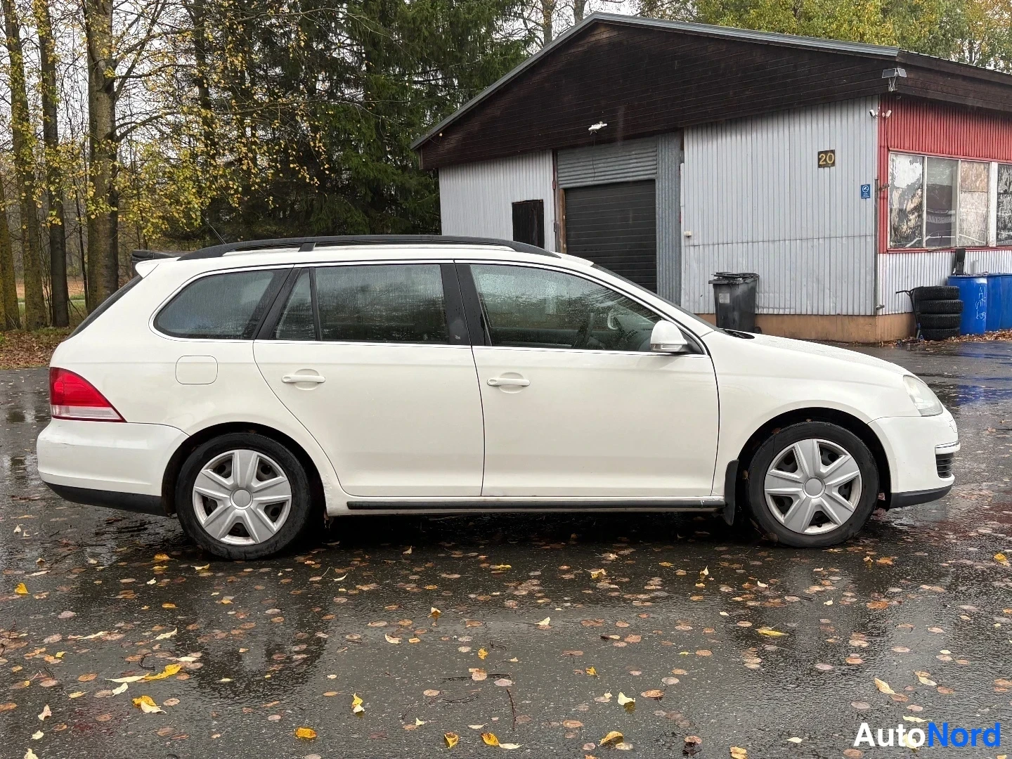 Valkoinen Volkswagen Golf Variant 2008, sivulta, kuva 4