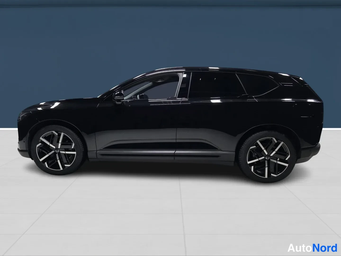 Musta Volvo EX60 2027, sivulta, kuva 4