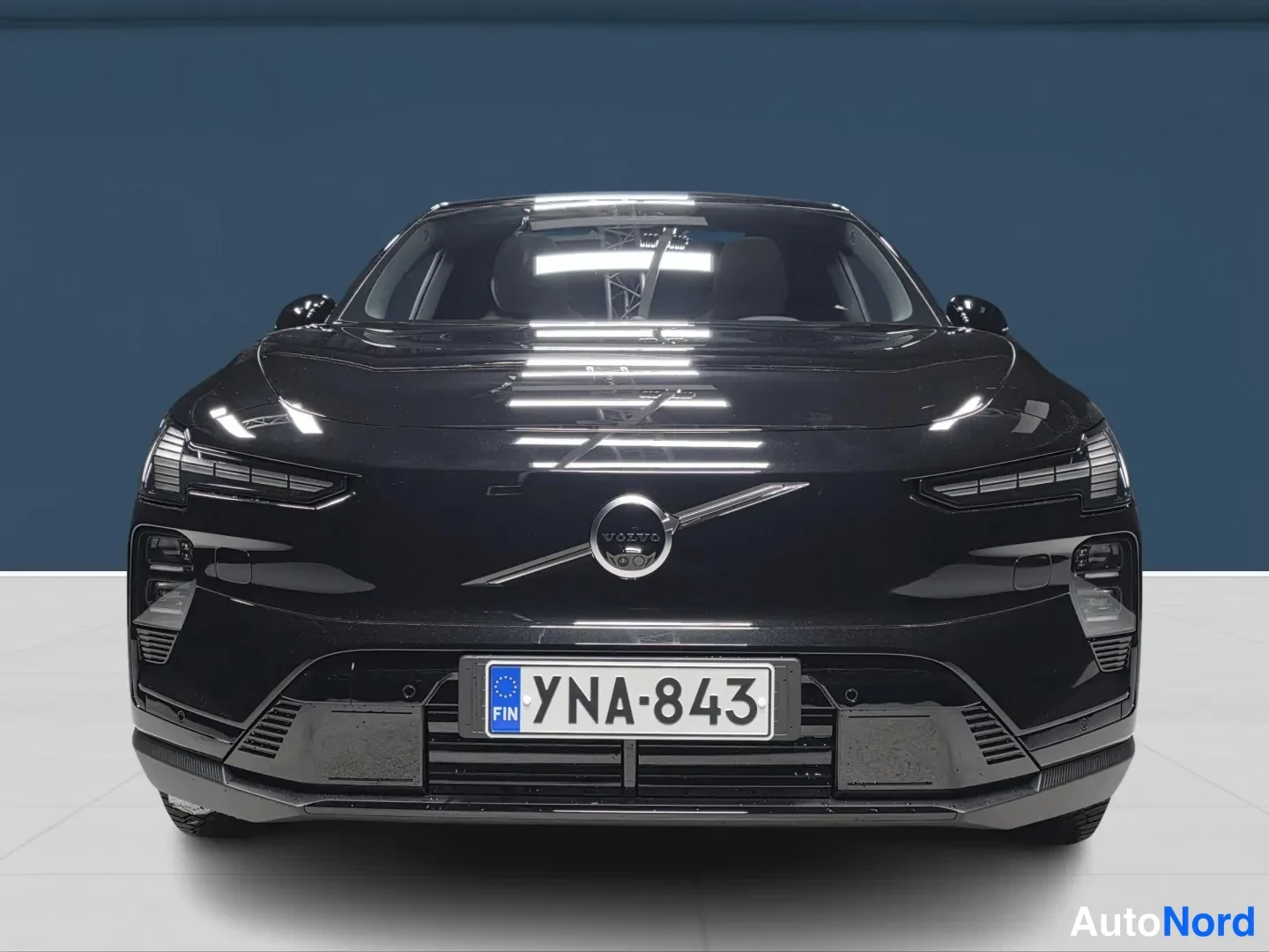 Musta Volvo EX60 2027, edestä, kuva 3