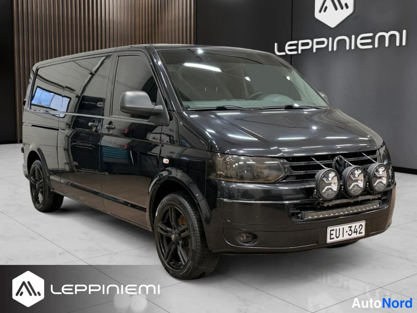 Musta Volkswagen Transporter 2011, etuviisto, keula oikealle, kuva 2