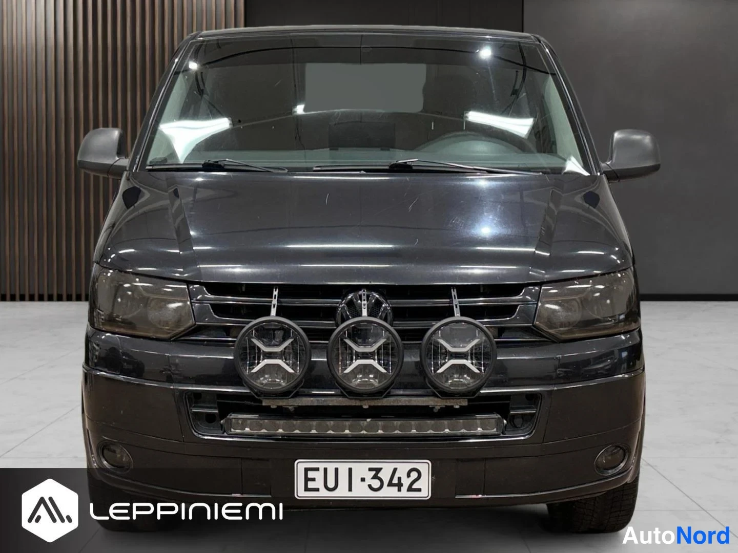 Musta Volkswagen Transporter 2011, edestä, kuva 3