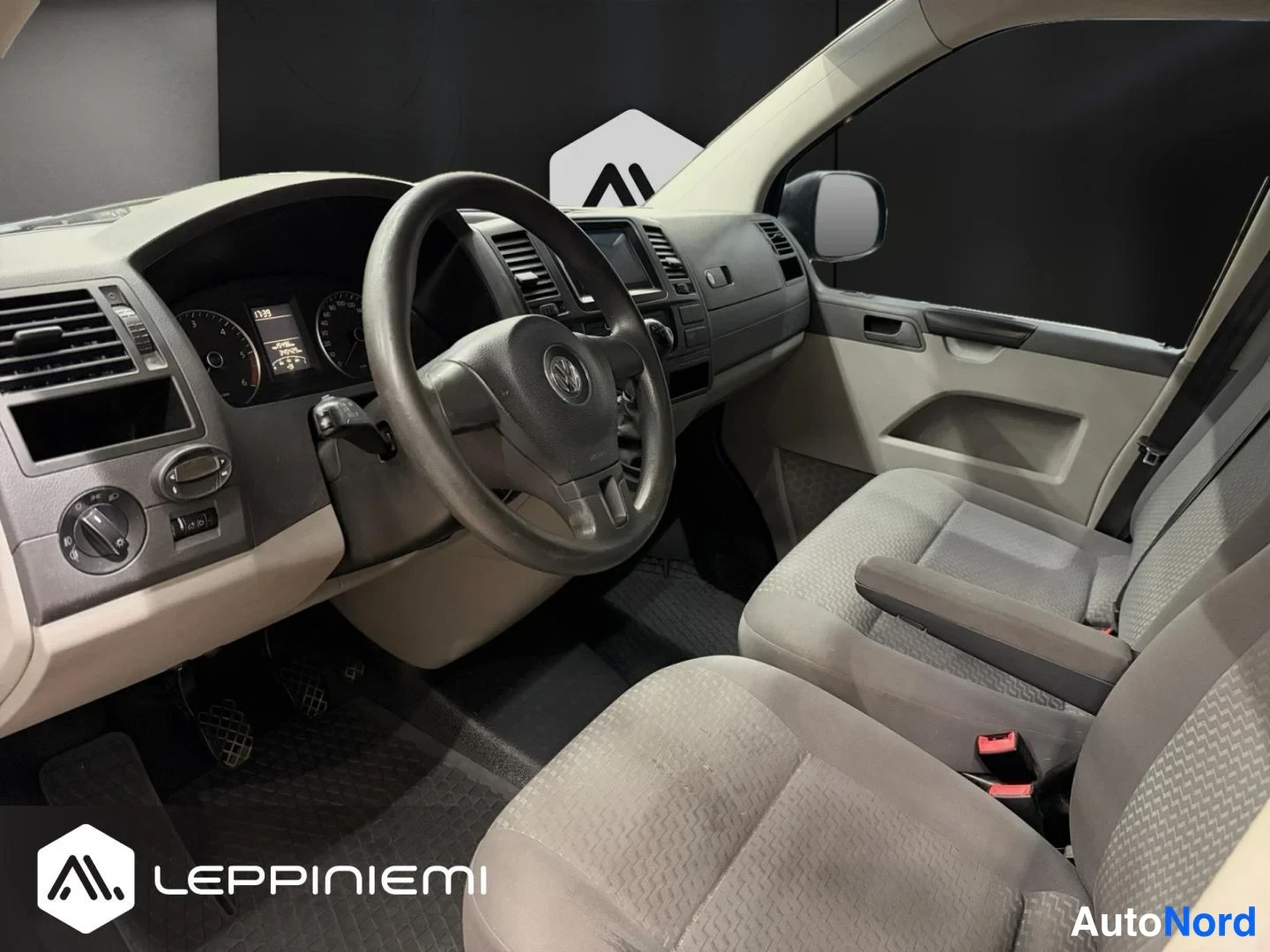 Musta Volkswagen Transporter 2011, ohjaamo, kuva 6