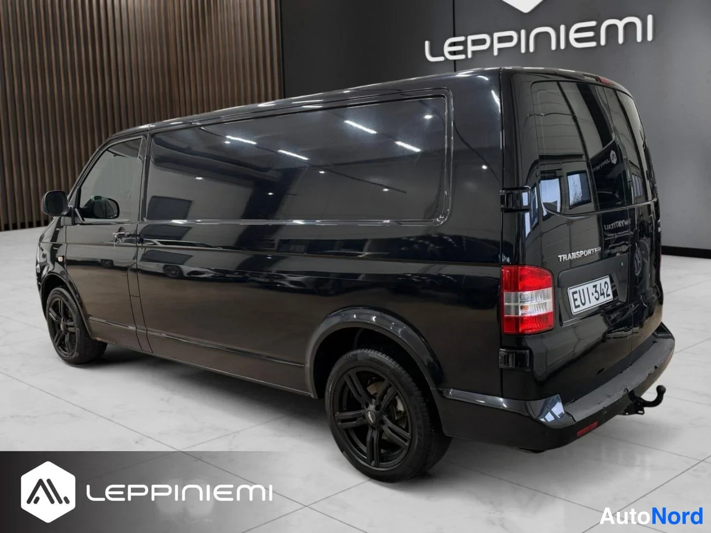 Musta Volkswagen Transporter 2011, takaviisto, kuva 5