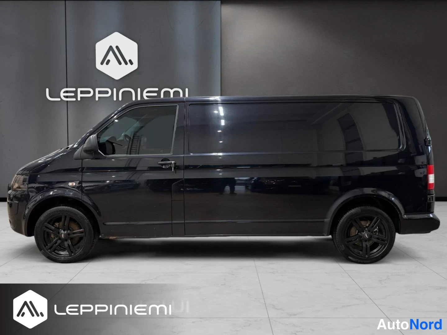 Musta Volkswagen Transporter 2011, sivulta, kuva 4