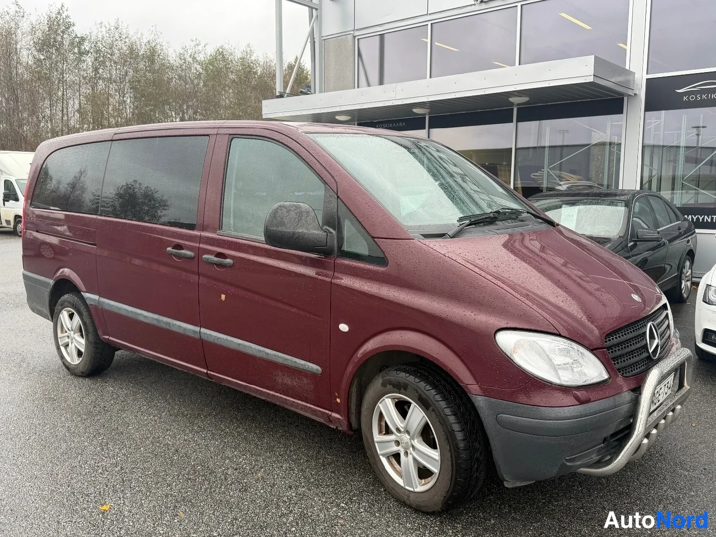 Punainen Mercedes-Benz Vito 2004, etuviisto, keula oikealle, kuva 2
