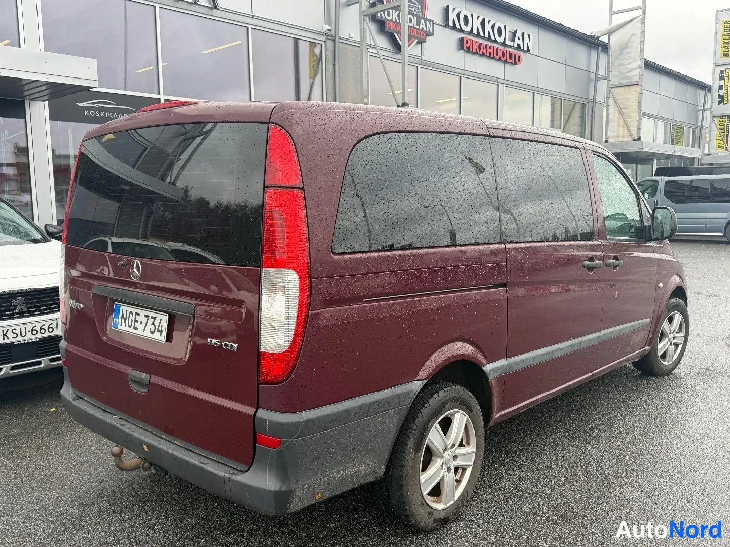 Punainen Mercedes-Benz Vito 2004, takaviisto, kuva 4
