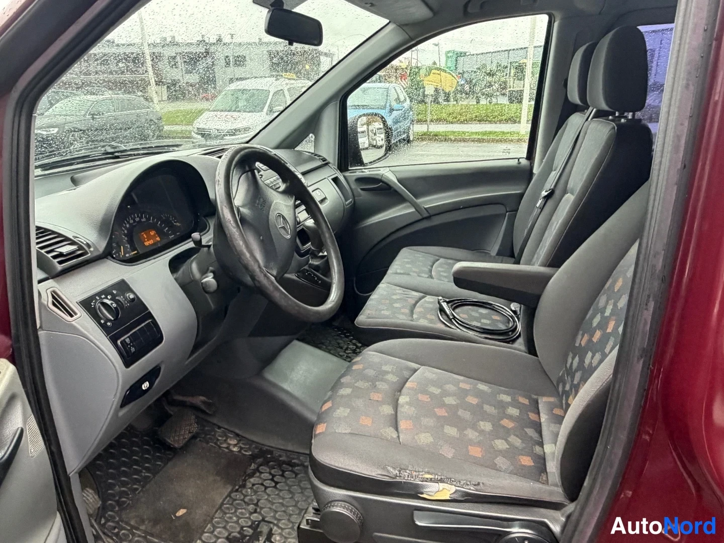 Punainen Mercedes-Benz Vito 2004, ohjaamo, kuva 7