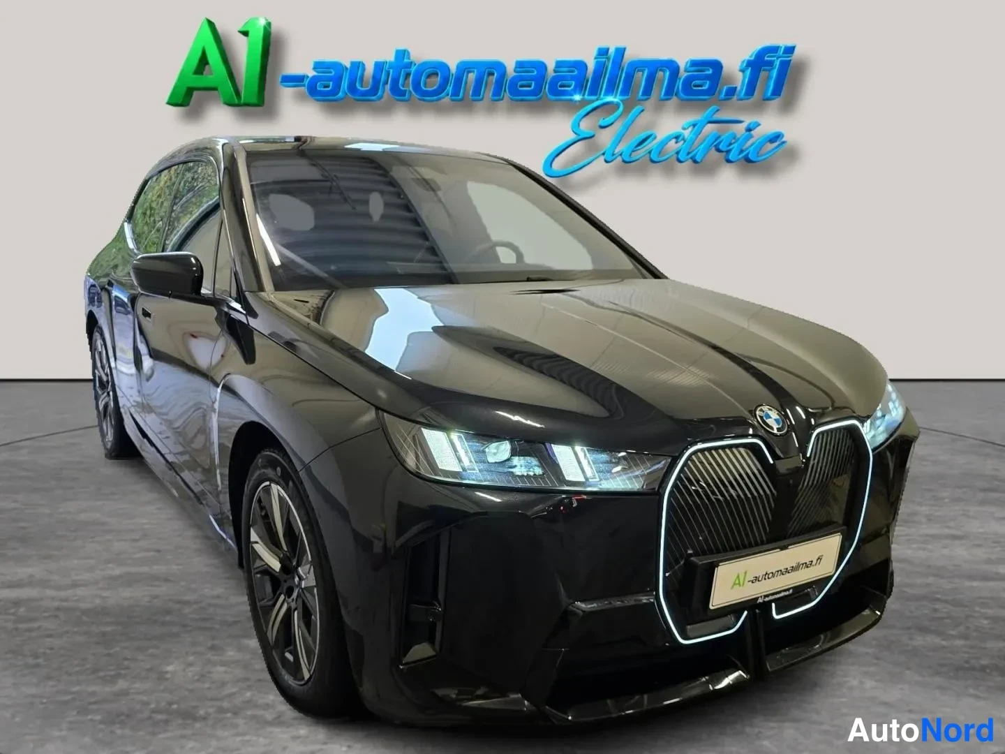 Musta BMW iX xDrive45 2025, etuviisto, keula oikealle, kuva 2