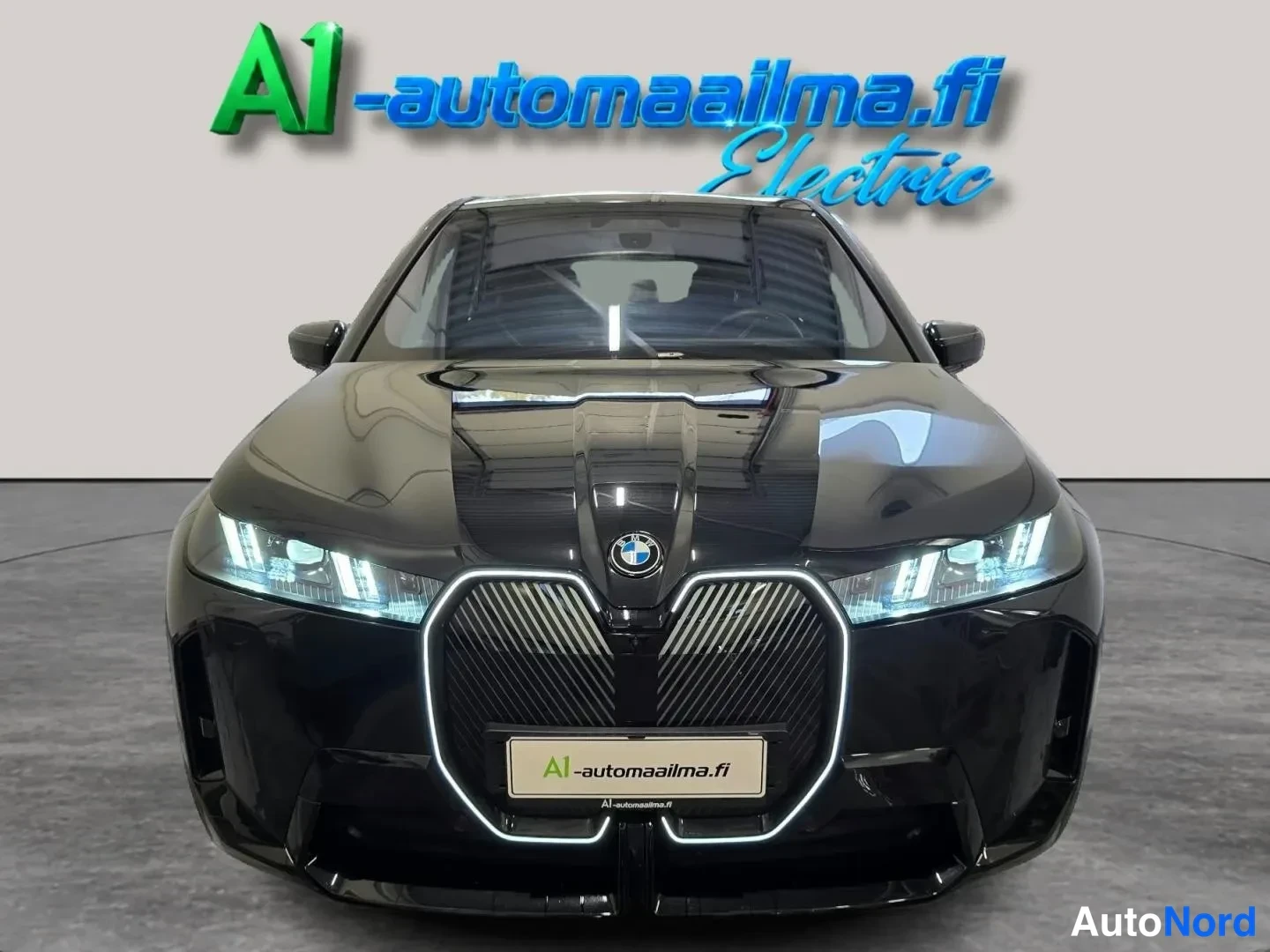 Musta BMW iX xDrive45 2025, edestä, kuva 3
