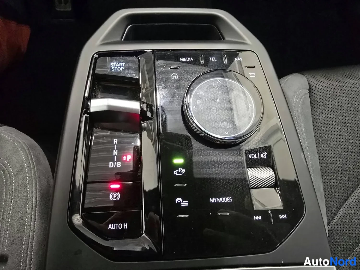 Musta BMW iX xDrive45 2025, kuva 20