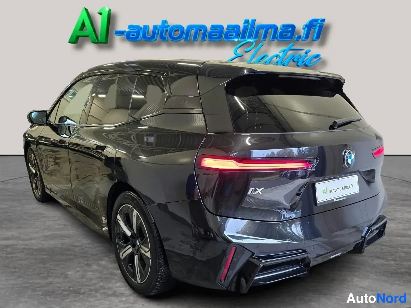 Musta BMW iX xDrive45 2025, takaviisto, kuva 5