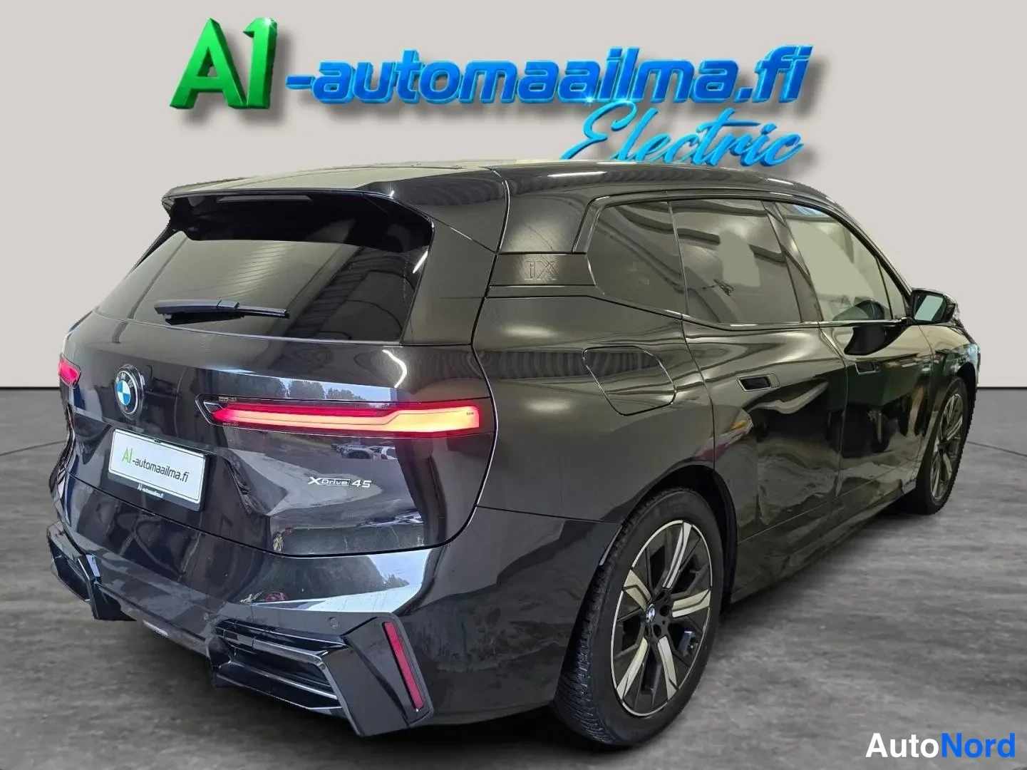 Musta BMW iX xDrive45 2025, takaviisto, kuva 4