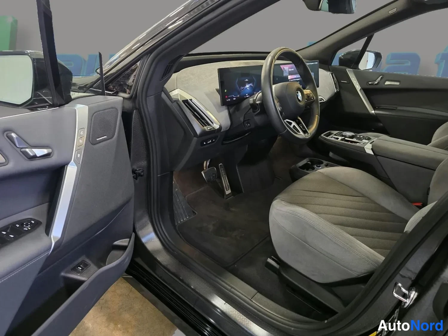Musta BMW iX xDrive45 2025, ohjaamo, kuva 7