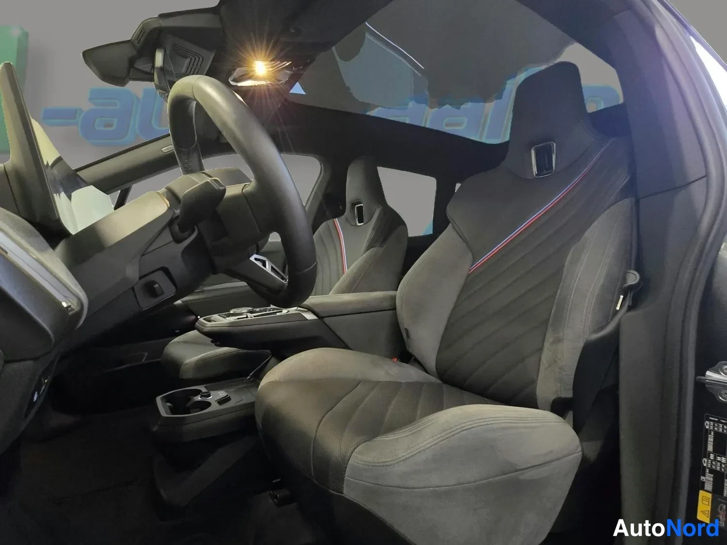 Musta BMW iX xDrive45 2025, etuistuimet, kuva 10
