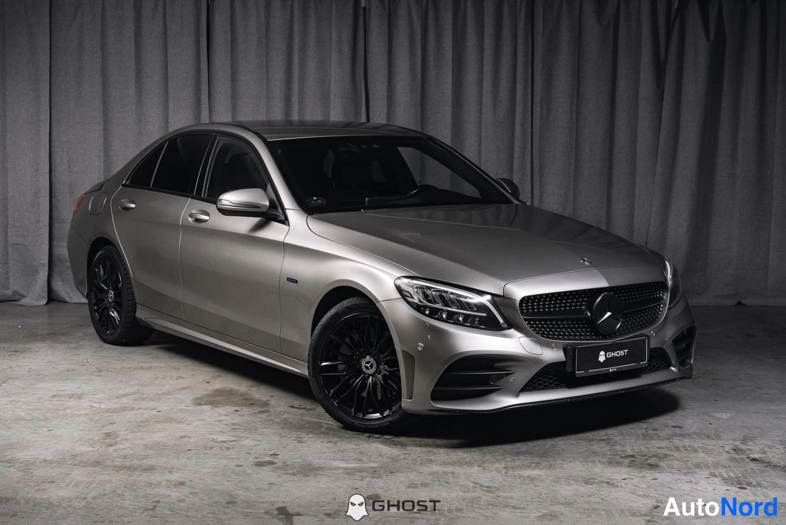 Hopea Mercedes-Benz C 300 de 2020, etuviisto, keula oikealle, kuva 2