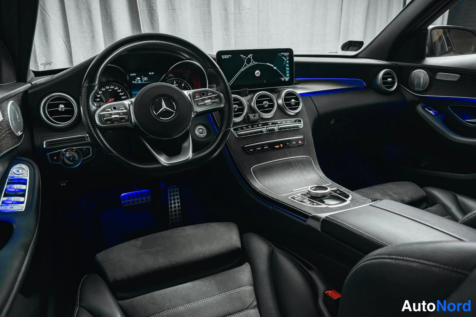 Hopea Mercedes-Benz C 300 de 2020, ohjaamo, kuva 10