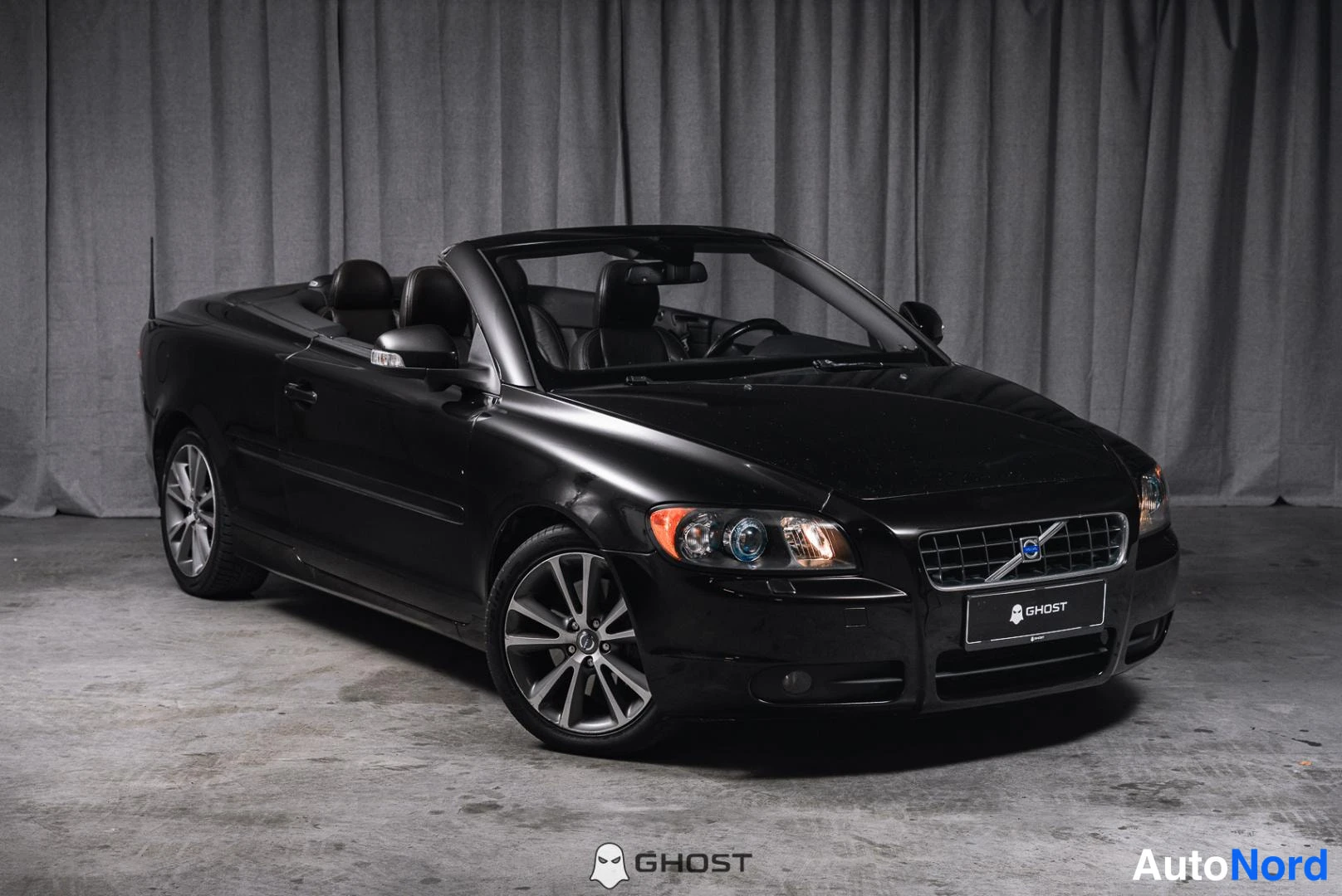 Musta Volvo C70 2010, etuviisto, keula oikealle, kuva 2