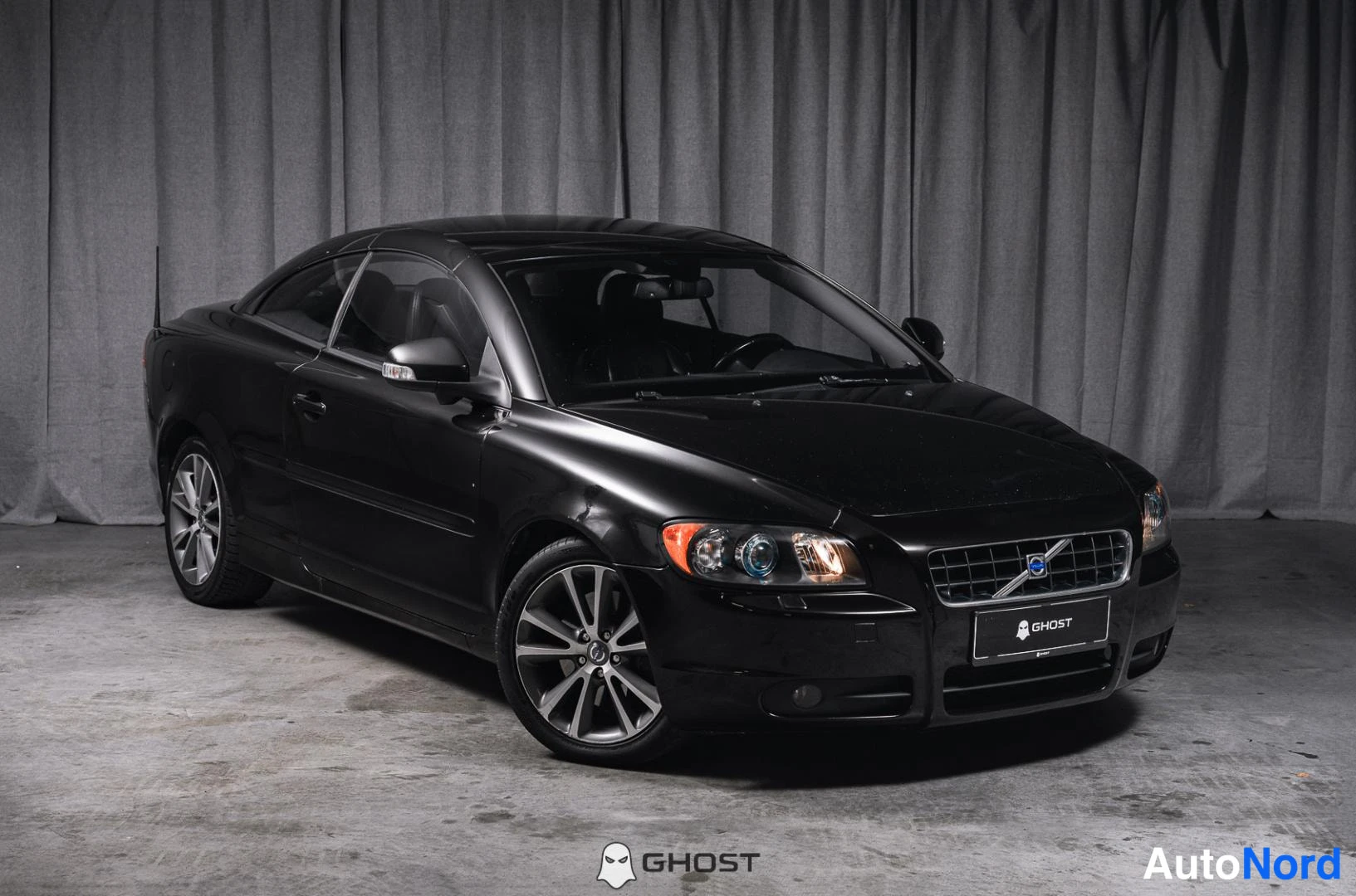 Musta Volvo C70 2010, etuviisto, keula oikealle, kuva 3
