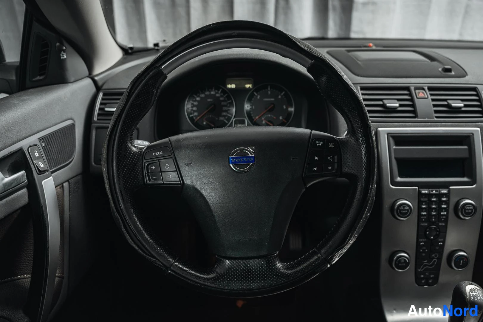 Musta Volvo C70 2010, yksityiskohta, kuva 15