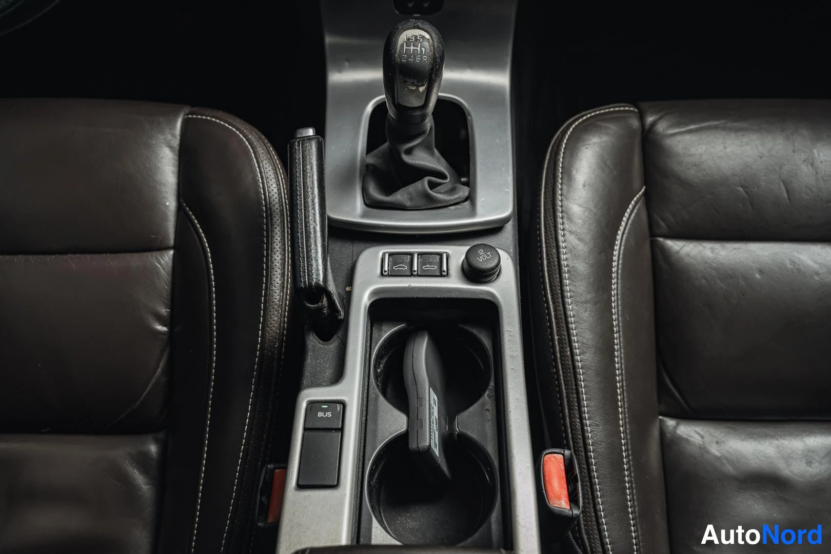 Musta Volvo C70 2010, yksityiskohta, kuva 17