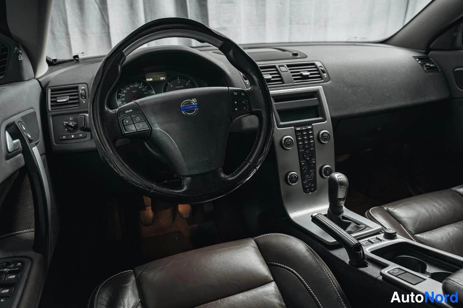 Musta Volvo C70 2010, ohjaamo, kuva 11