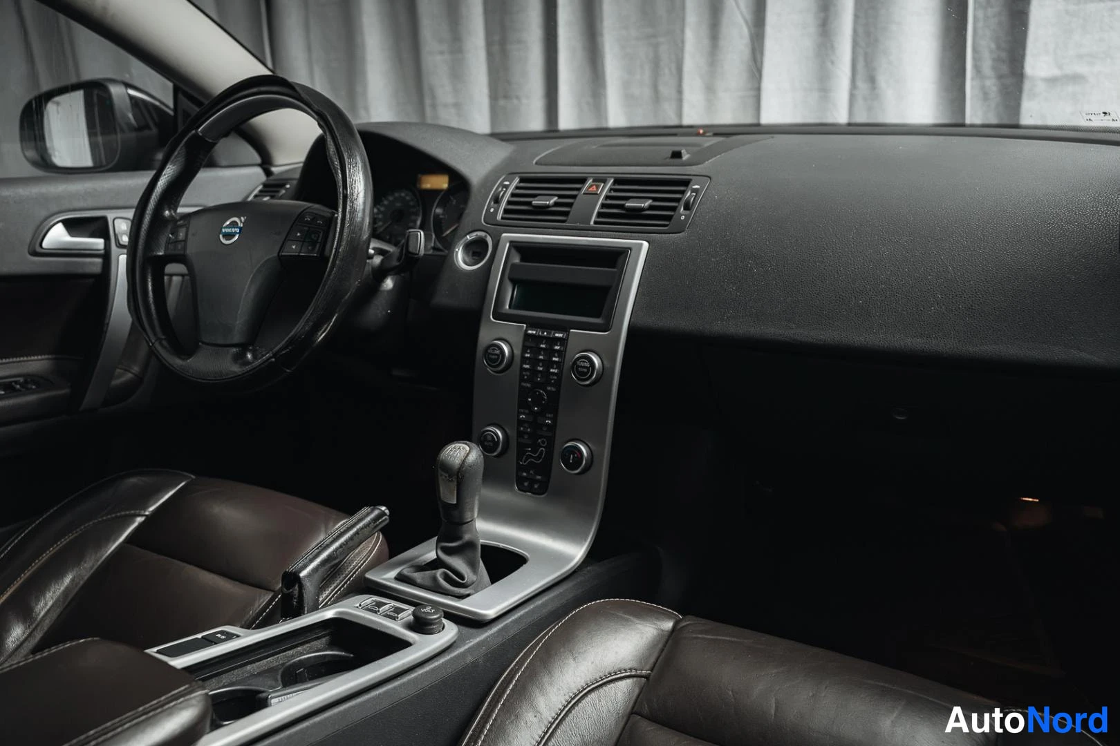 Musta Volvo C70 2010, ohjaamo, kuva 12