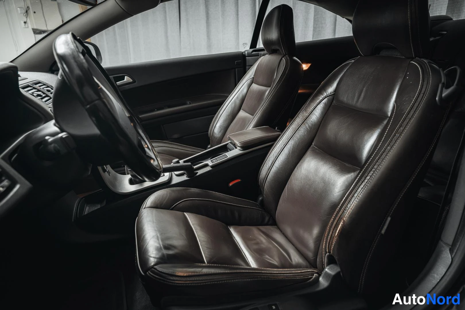 Musta Volvo C70 2010, etuistuimet, kuva 13