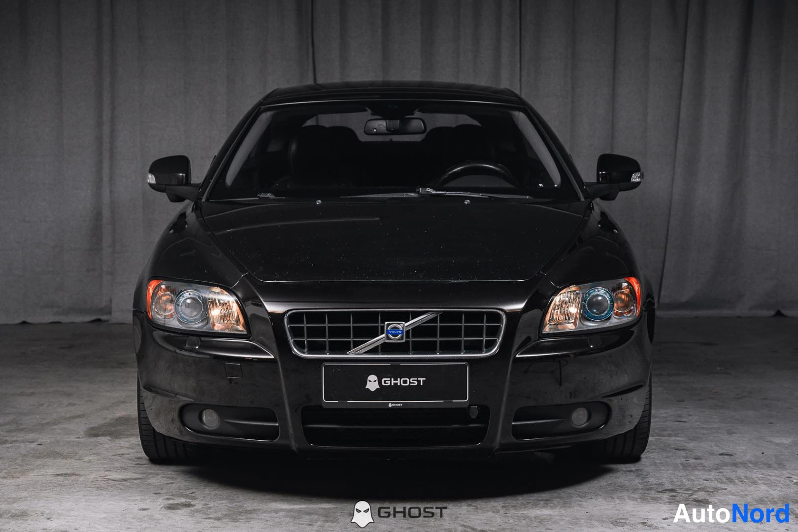 Musta Volvo C70 2010, edestä, kuva 5