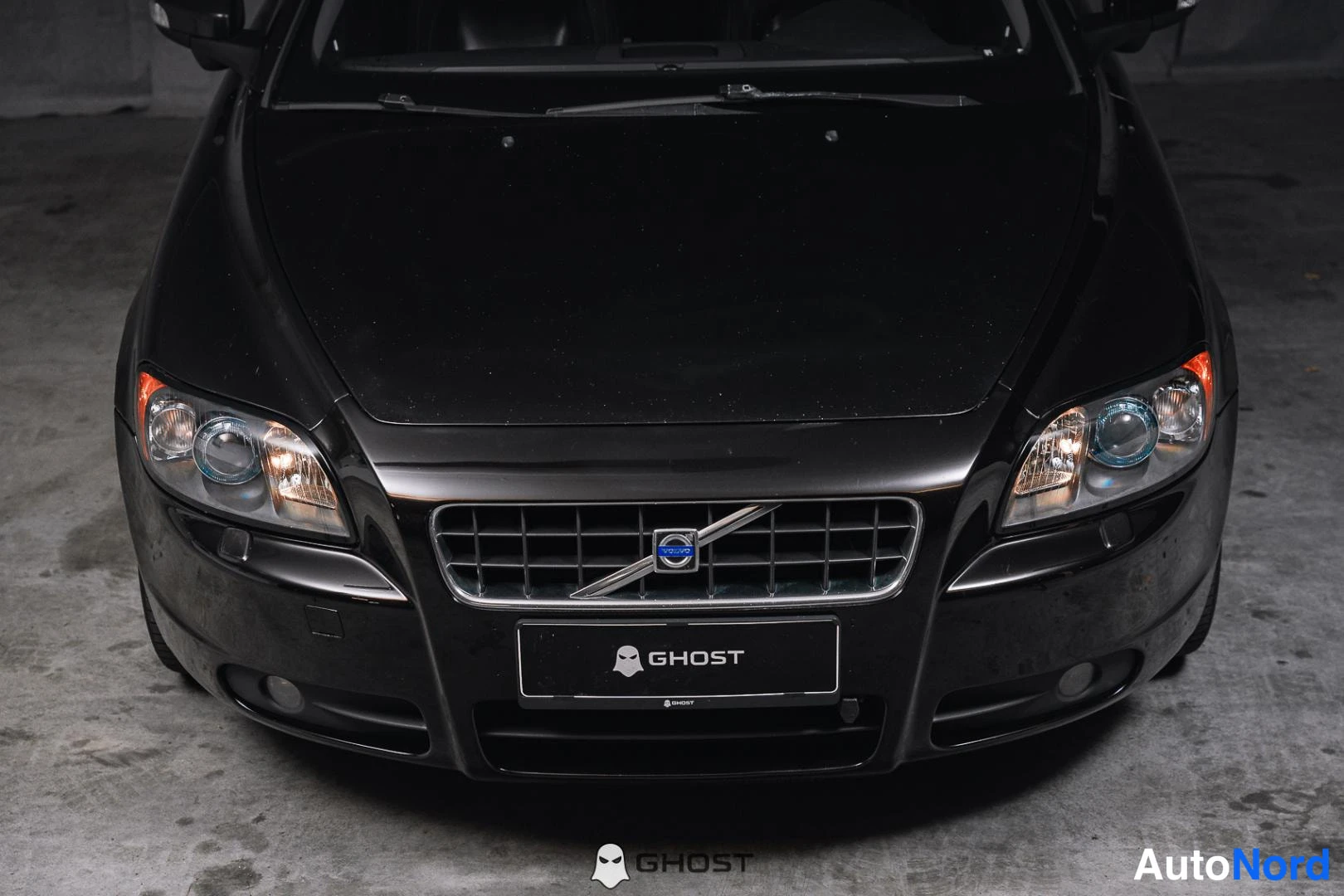Musta Volvo C70 2010, edestä, kuva 6