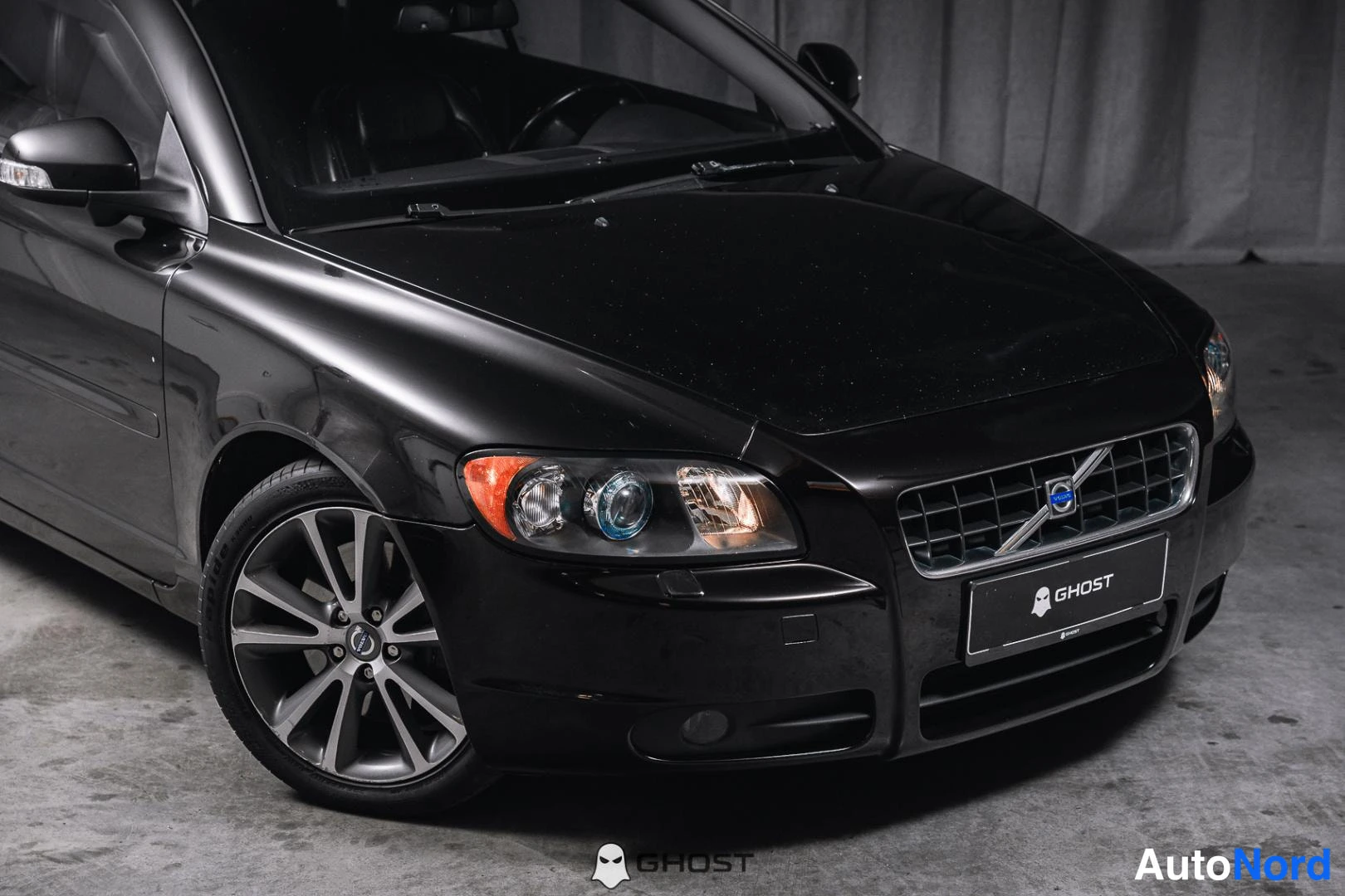 Musta Volvo C70 2010, etuviisto, keula oikealle, kuva 4