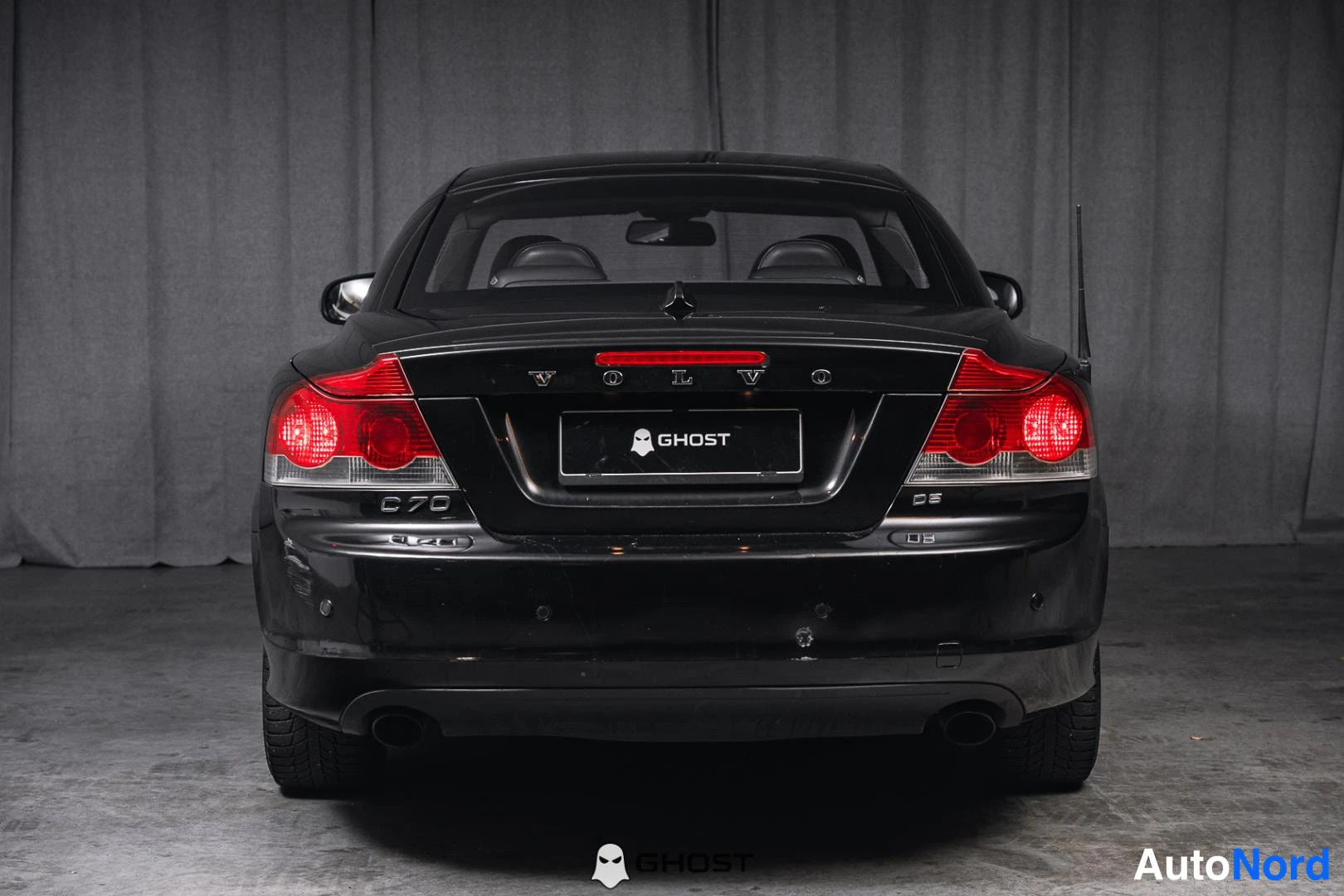 Musta Volvo C70 2010, takaa, kuva 9
