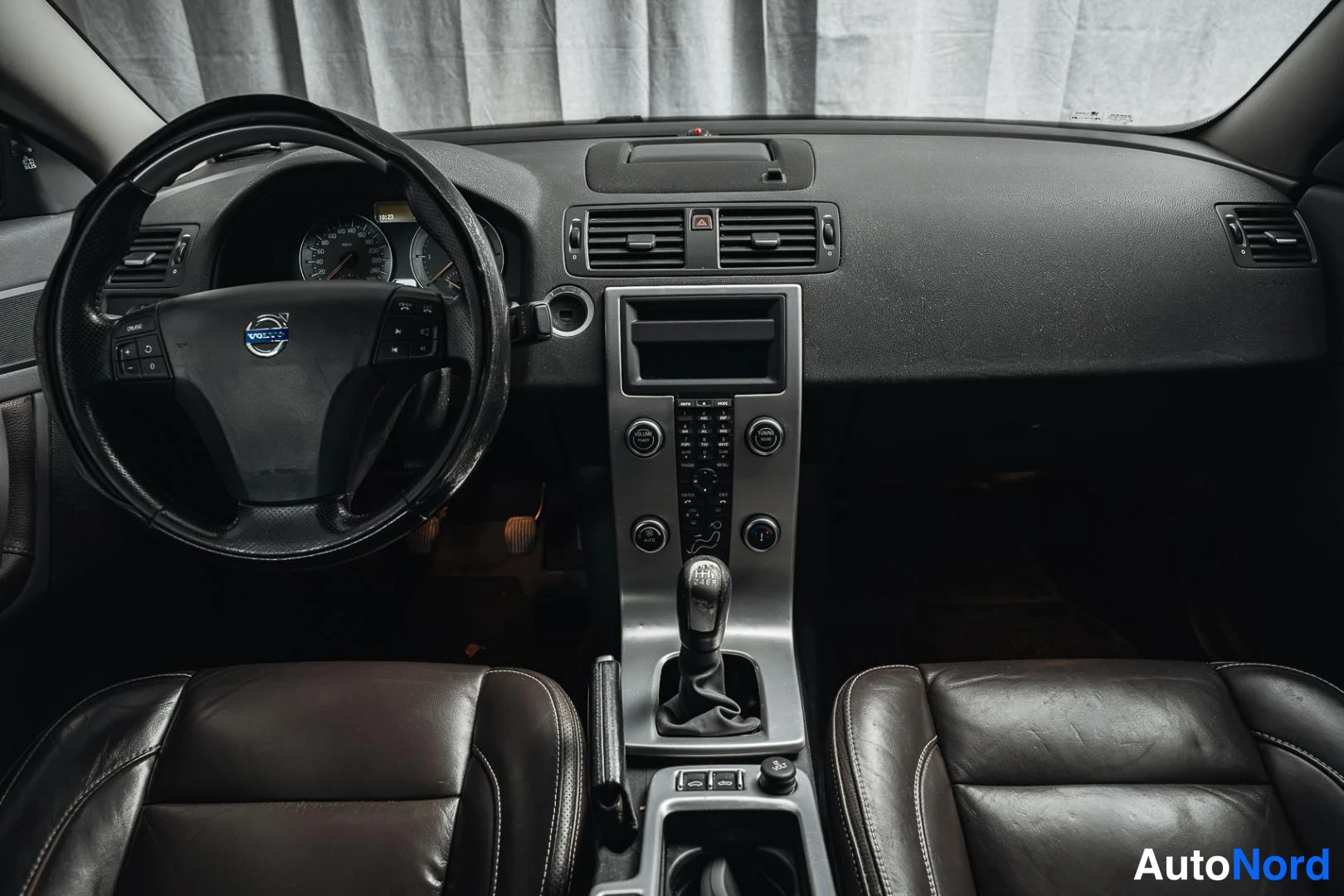 Musta Volvo C70 2010, ohjaamo, kuva 10