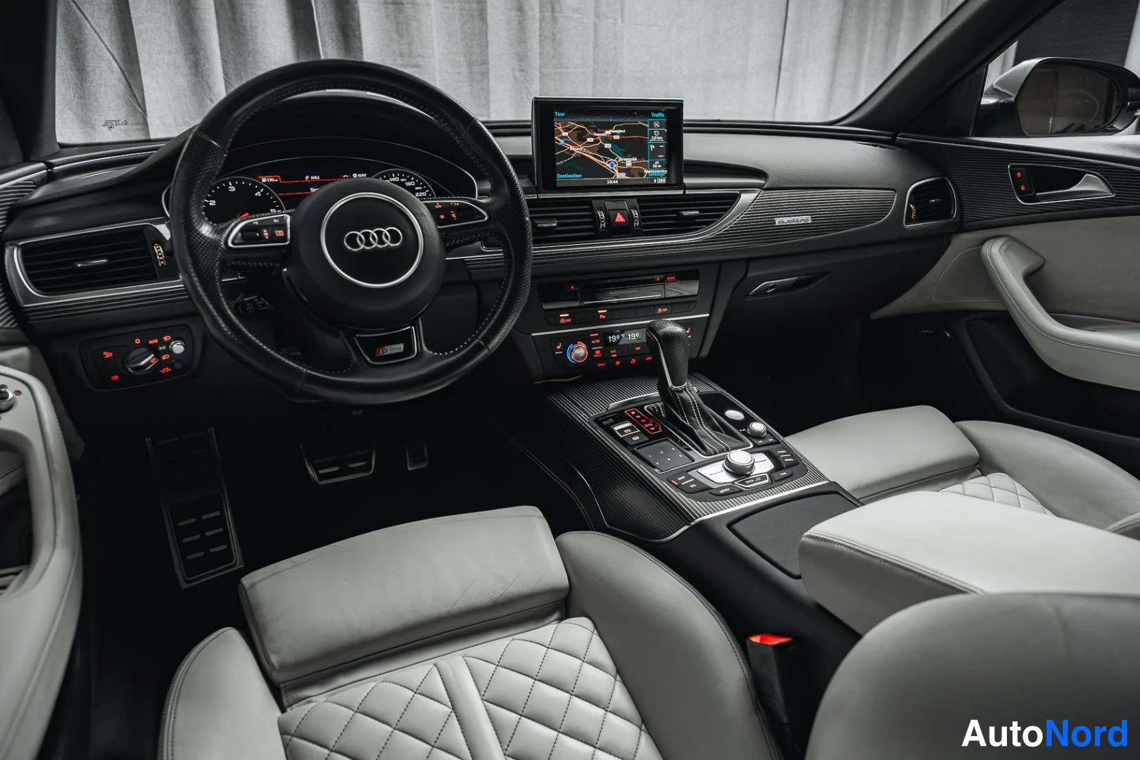 Musta Audi A6 2016, ohjaamo, kuva 10