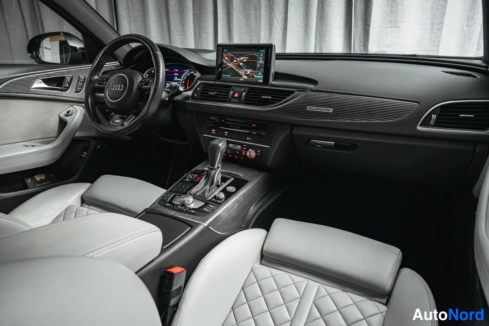 Musta Audi A6 2016, ohjaamo, kuva 11