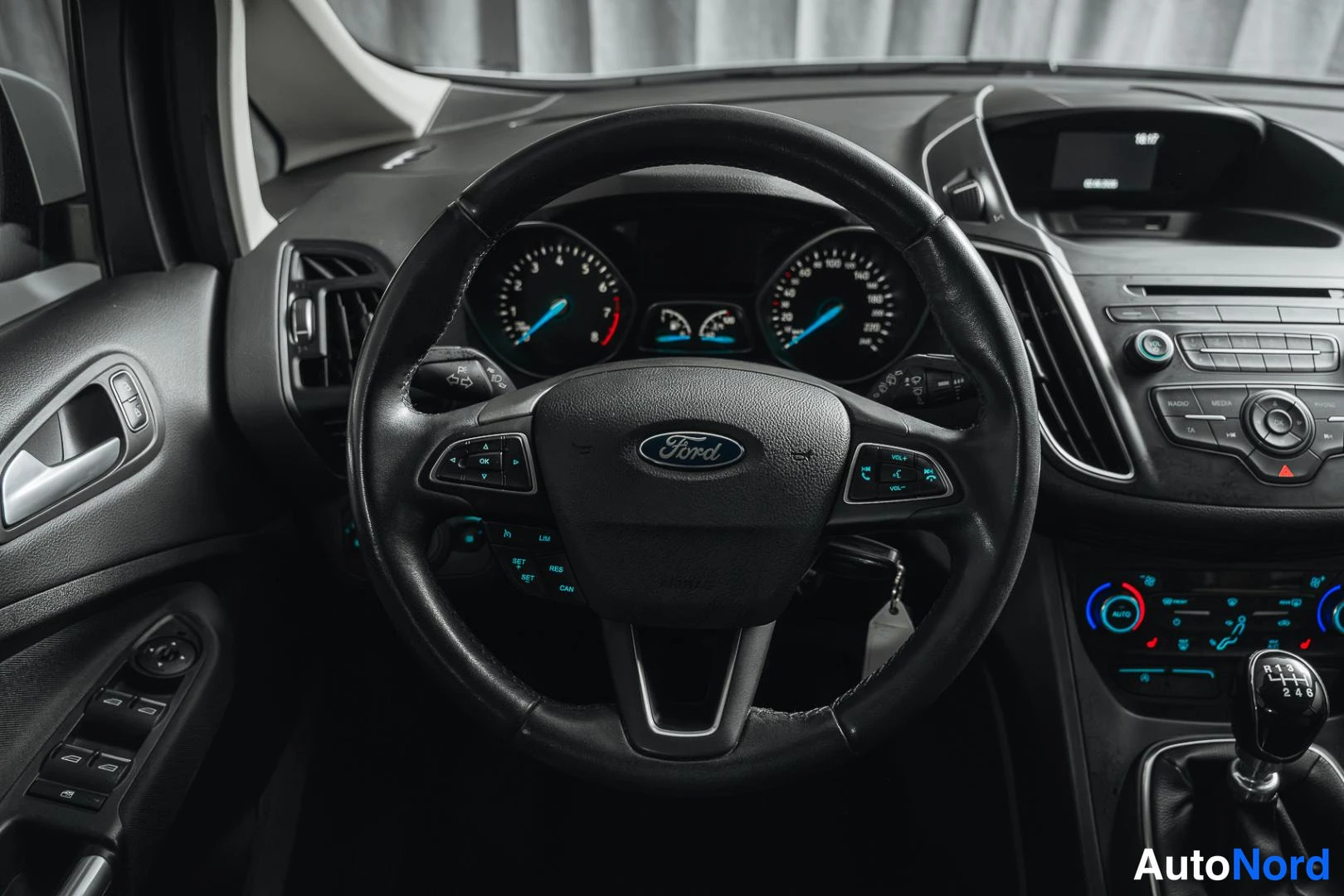 Valkoinen Ford C-Max 2017, yksityiskohta, kuva 15