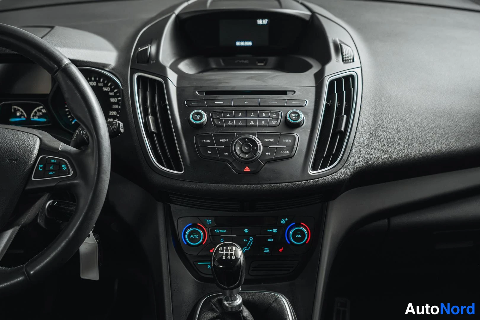 Valkoinen Ford C-Max 2017, yksityiskohta, kuva 16