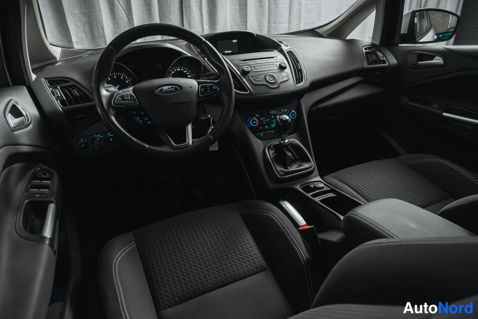 Valkoinen Ford C-Max 2017, ohjaamo, kuva 10