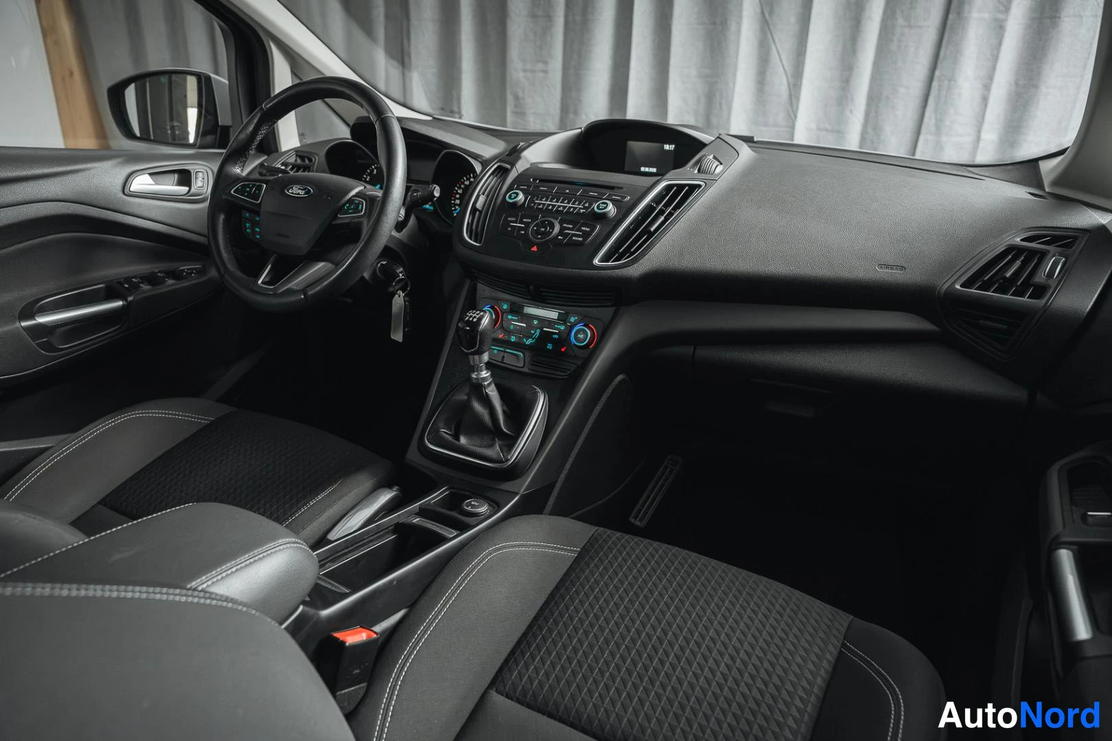 Valkoinen Ford C-Max 2017, ohjaamo, kuva 11