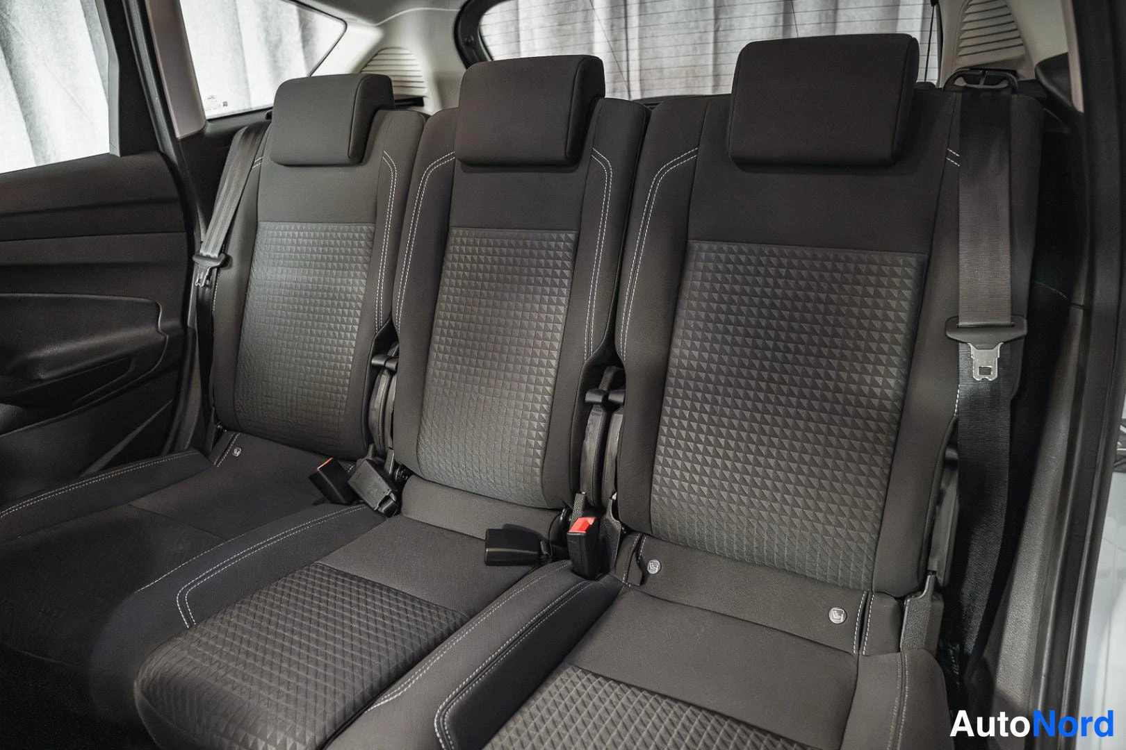 Valkoinen Ford C-Max 2017, takaistuimet, kuva 13