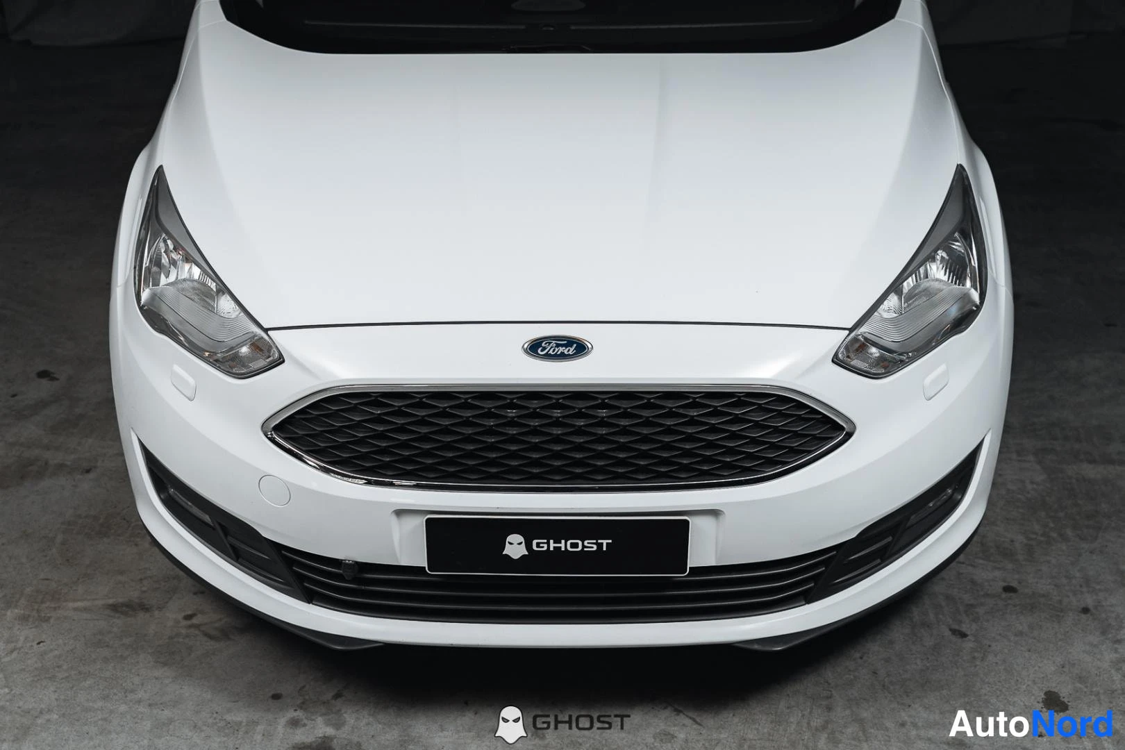 Valkoinen Ford C-Max 2017, edestä, kuva 5