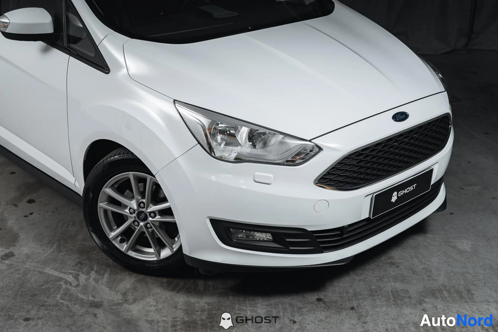 Valkoinen Ford C-Max 2017, etuviisto, keula oikealle, kuva 3