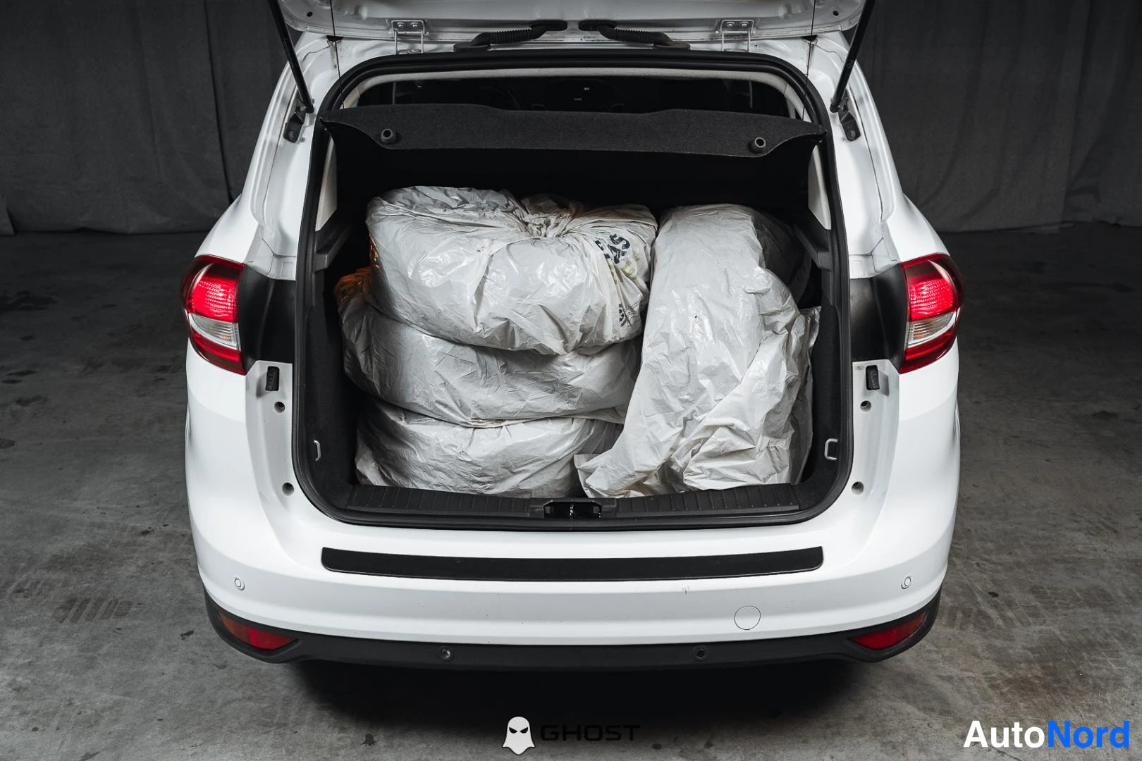 Valkoinen Ford C-Max 2017, tavaratila, kuva 14