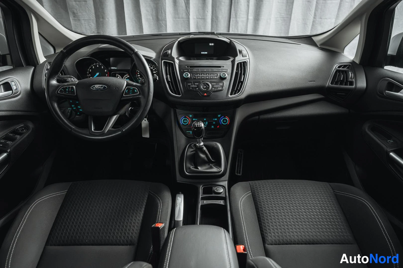 Valkoinen Ford C-Max 2017, ohjaamo, kuva 9
