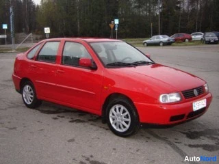 Punainen Volkswagen Polo 1997, etuviisto, keula oikealle, kuva 2