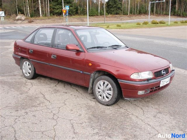 Punainen Opel Astra 1996, etuviisto, keula oikealle, kuva 2