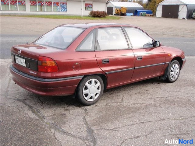 Punainen Opel Astra 1996, takaviisto, kuva 3
