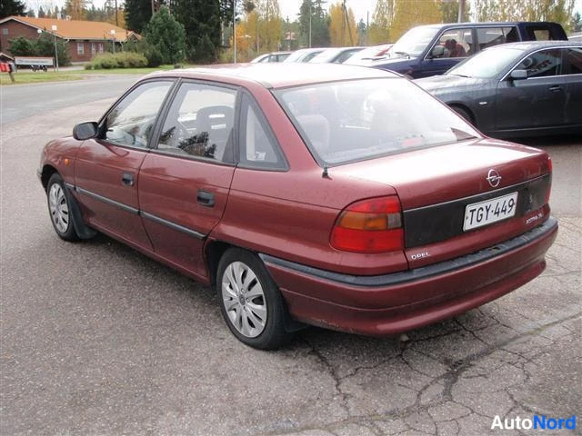 Punainen Opel Astra 1996, takaviisto, kuva 4